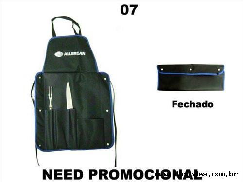 Avental-estojo com kit churrasco